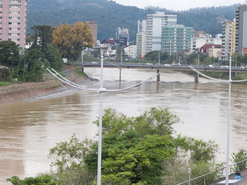 Rio em Blumenau fotografado na manhã desta sexta-feira