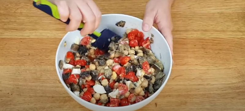 Nutricionista passa receita fácil e rápida de salada de frutas