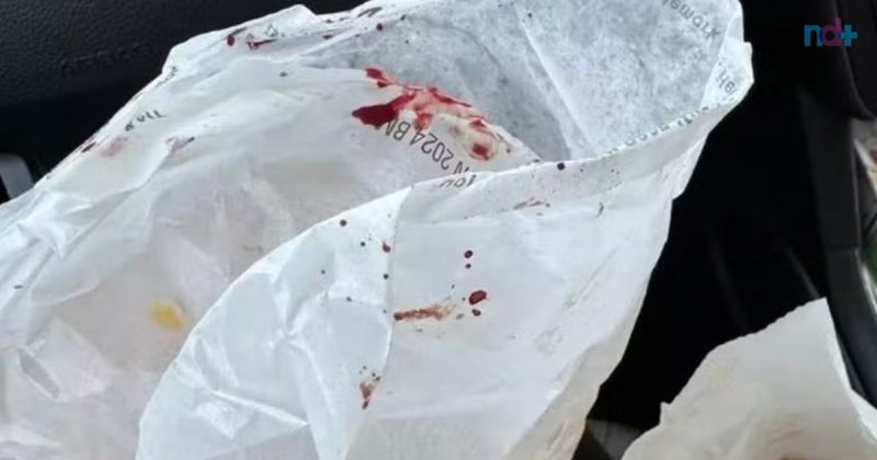 na imagem embalagem com sangue em hambúrguer em rede de fast food