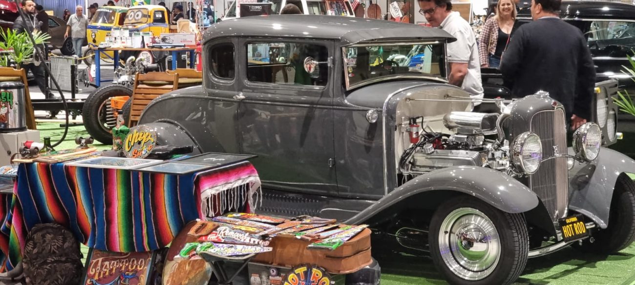 Foto mostra carro antigo no Custom Show 