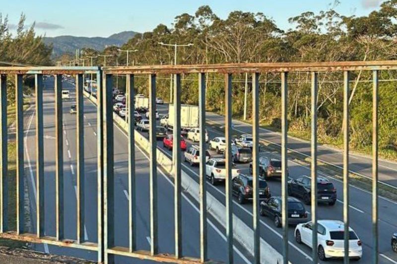 Trânsito lento na SC-401, sentido Norte