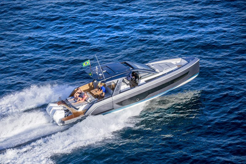 Imagem mostra um dos iates expostos no Marina Itajaí Boat Show