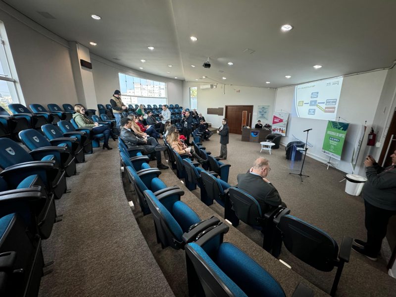 Coordenador palestrando durante seminário eleitoral realizado em Rio do Sul