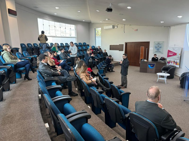 Coordenador palestrando durante seminário eleitoral em Rio do Sul