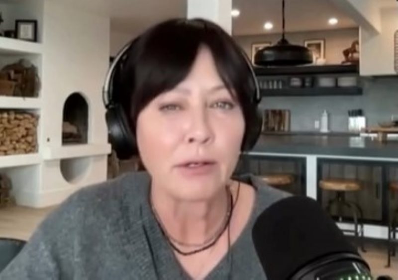 Na foto aparece a atriz Shannen Doherty durante gravação de seu podcast