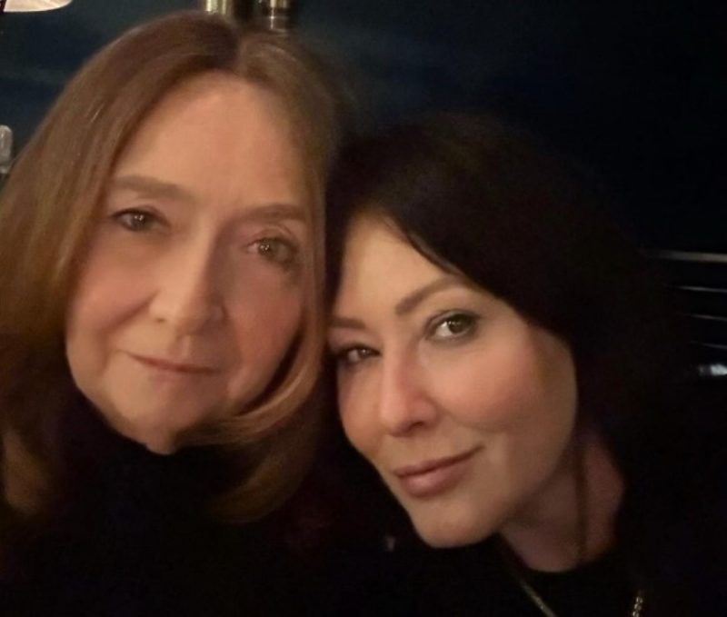 Shannen Doherty aparece em foto com sua mãe e tentou facilitar as coisas para a mãe