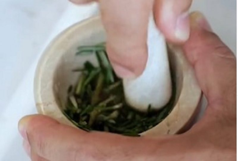 shot com alecrim sendo sendo macerado para reduzir gases