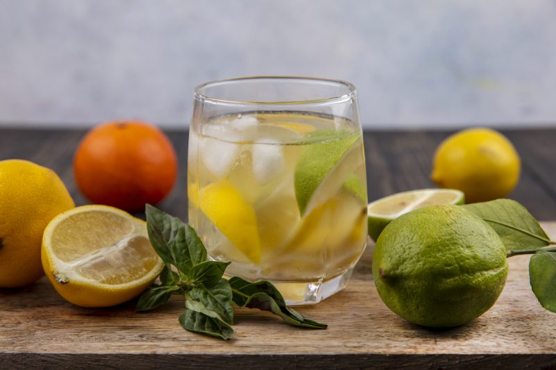 Shot de limão e hortelã em uma mesa de madeira