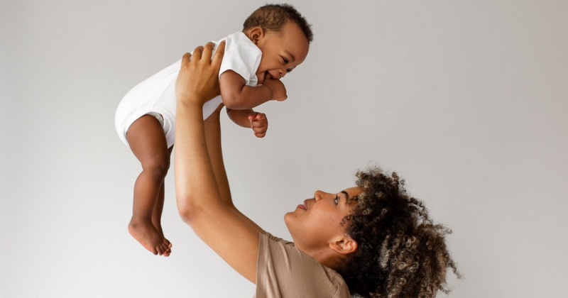 Mamãe segurando bebê no colo para cima