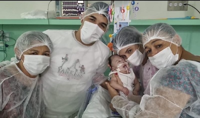 na imagem aparece cantor zé vaqueiro, sua mulher e seu filho arthur que nasceu com síndrome de patau