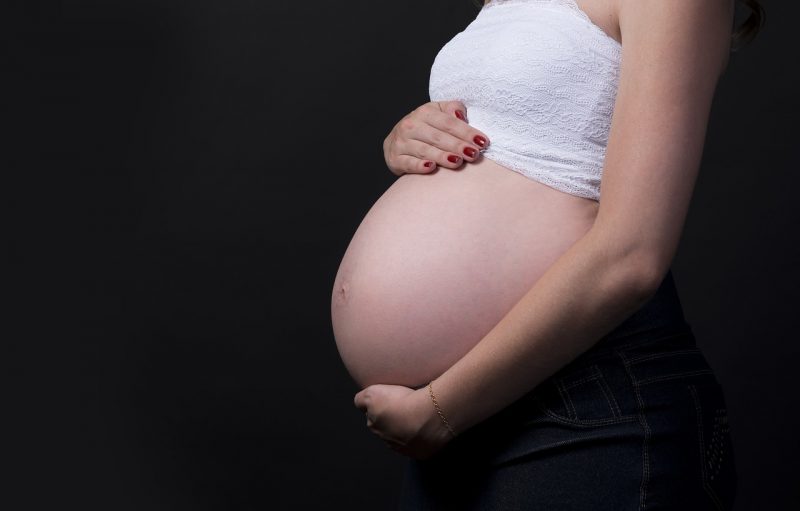 Na foto, gestante aparece com criança que pode ter síndrome de Patau