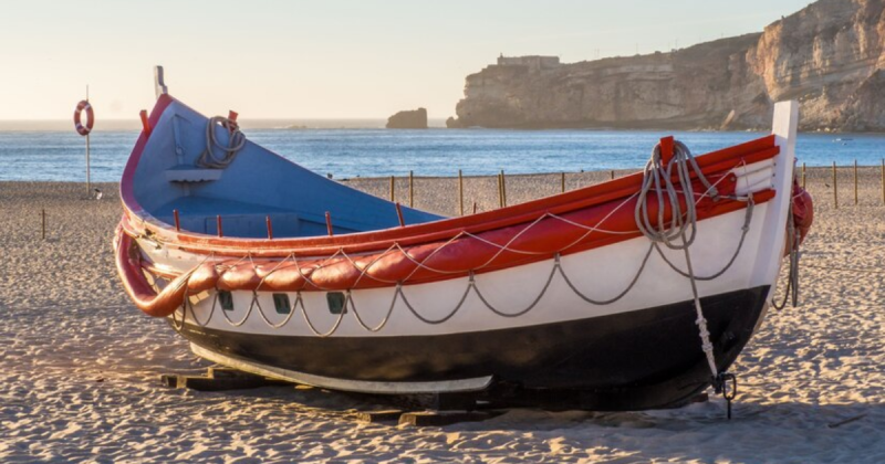 Barco vermelho, branco e preto em ilha