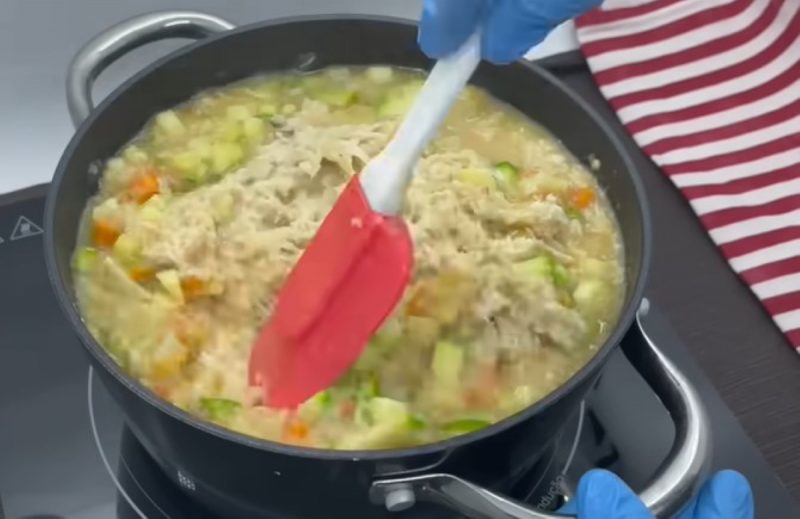 Sopa que ajuda a emagrecer tem peito de frango, chuchu e abobrinhas