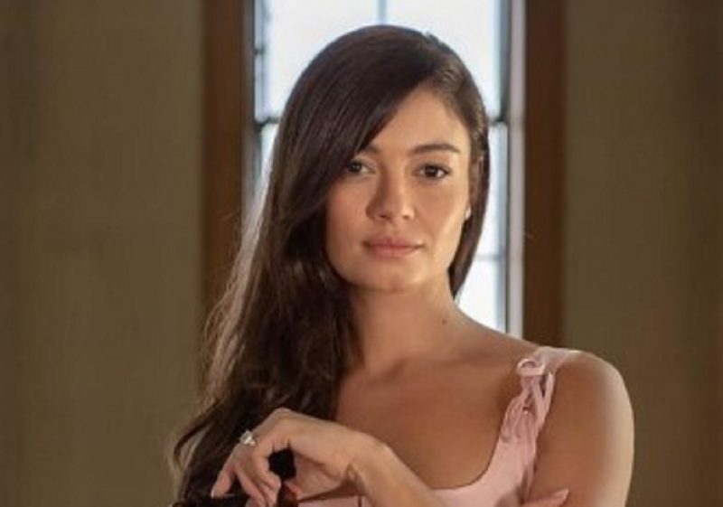 na foto, atriz Sophie Charlotte aparece séria durante gravação da novela