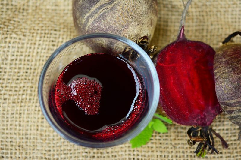 Suco de beterraba com o vegetal ao lado