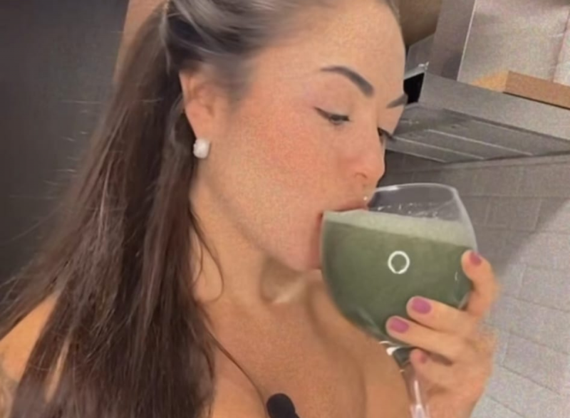 Nutricionista tomando suco do intestino feliz