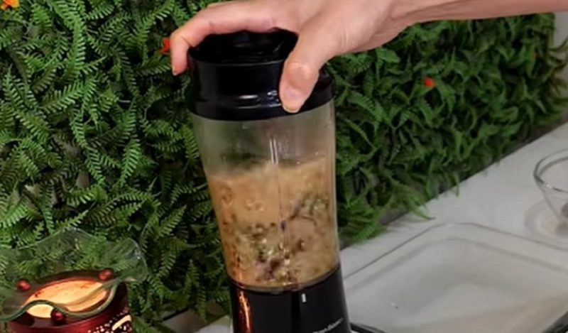 aparece ingredientes sendo batidos no liquidificador para suco que elimina estômago alto