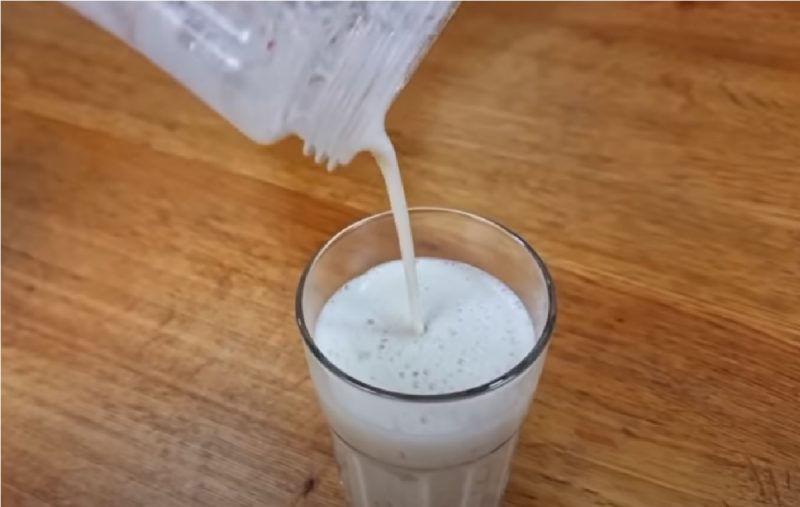 Suco que alivia sintomas de gastrite sendo colocado em copo 