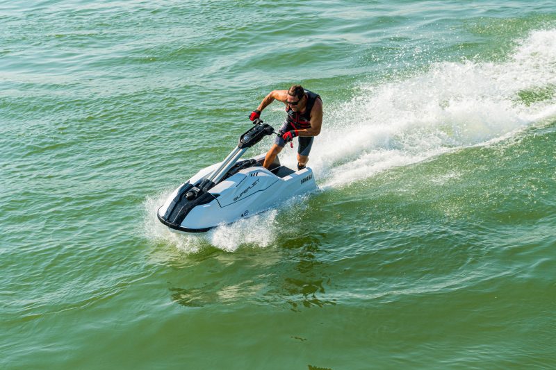 Imagem mostra um dos iates expostos no Marina Itajaí Boat Show