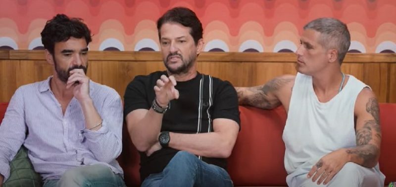 atores Bruno Gagliasso, Marcelo Serrado e Caio Blat protagonizaram beijo triplo em programa