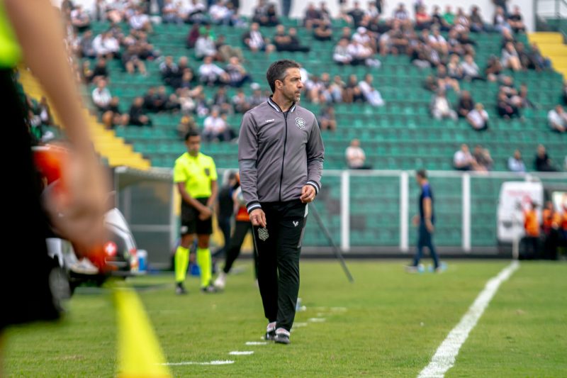 Técnico João Burse em ação no jogo do Figueira na Série C &#8211; Foto: Patrick Floriani/FFC/ND