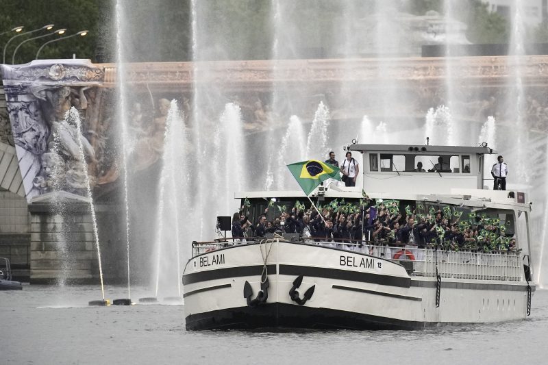 Brasil desfilando no Rio Sena na cerimônia de abertura das Olimpíadas em Paris