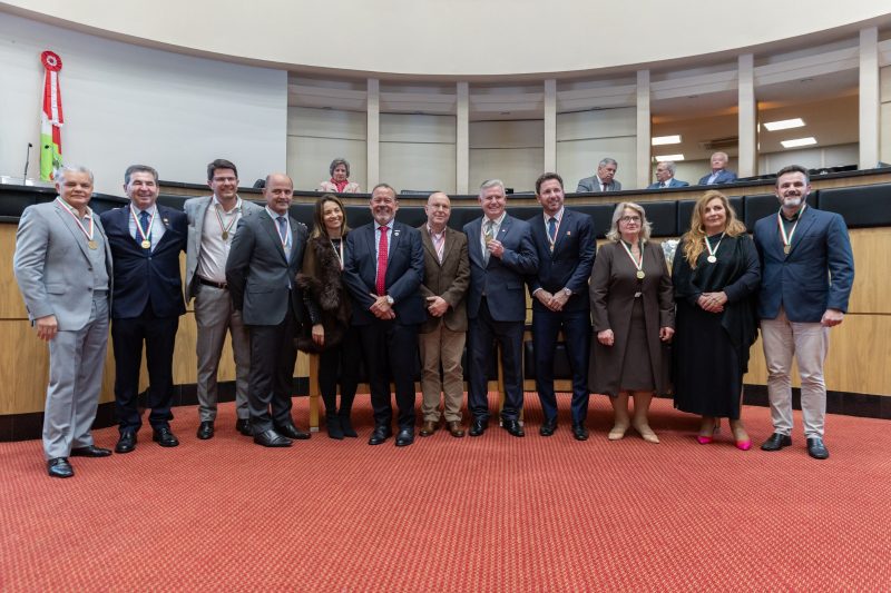 Todos os homenageados no evento que celebrou os 40 anos da ADVB/SC - Foto: Germano Rorato