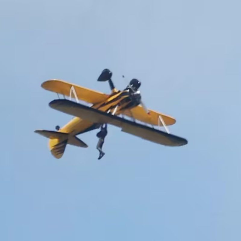 Tom Cruise fica pendurado em avião durante gravação do novo filme de ‘Missão Impossível’