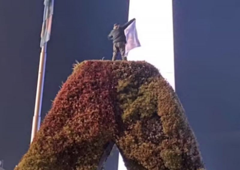 Torcedor caiu de cima da letra “A” do monumento que comp&otilde;e o Obelisco – Foto: Reprodu&ccedil;&atilde;o/Redes Sociais