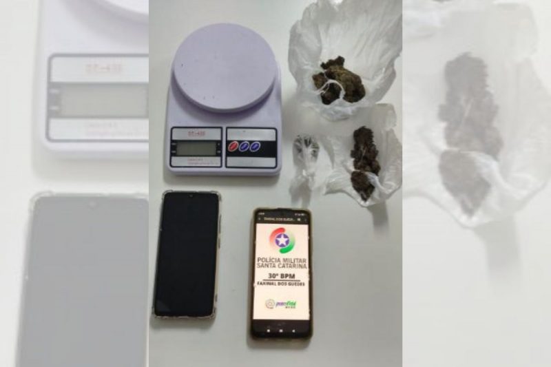 Homem foi preso após oferecer drogas a policiais