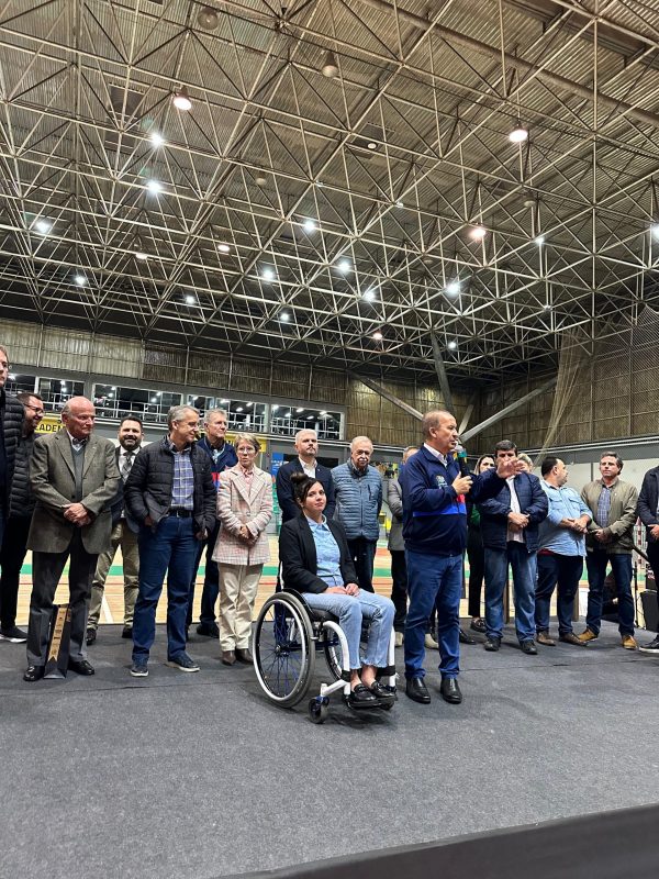 Imagem mostra autoridades junto com Mário Hildebrandt durante transferência do SESI em Blumenau 