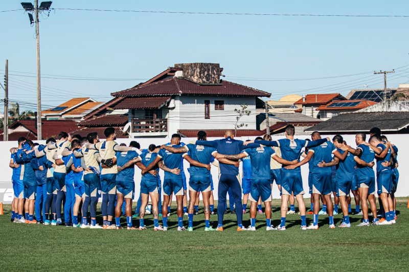 Jogadores do Avaí abraçados durante treino