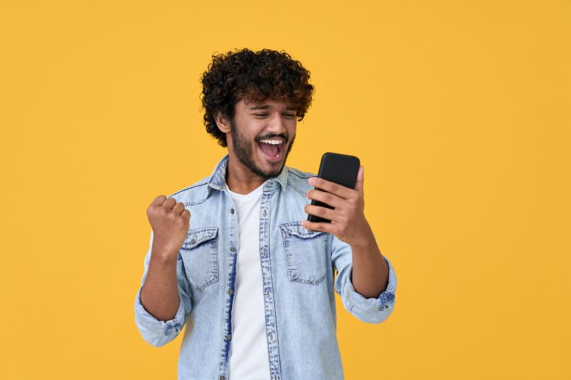 Homem feliz segurando o celular 