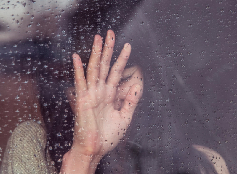 Mulher com baixo-astral por causa da chegada do inverno