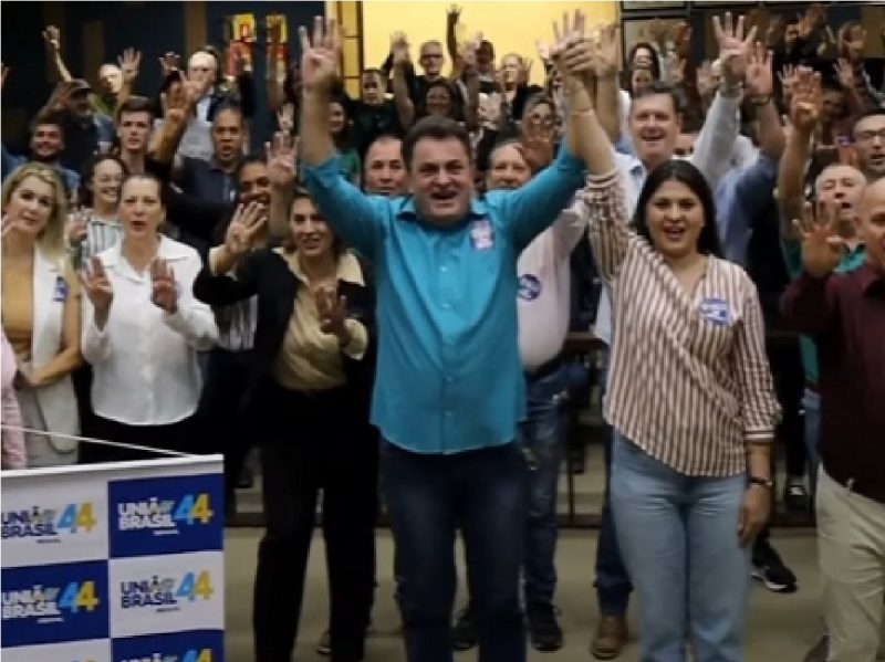 Lindomar Lindner com apoiadores e candidatos durante convenção 