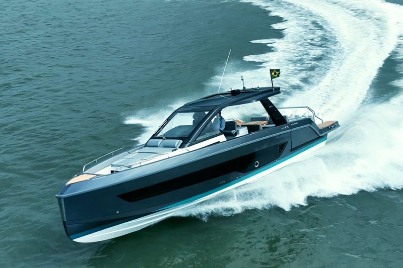 Imagem mostra um dos iates expostos no Marina Itajaí Boat Show