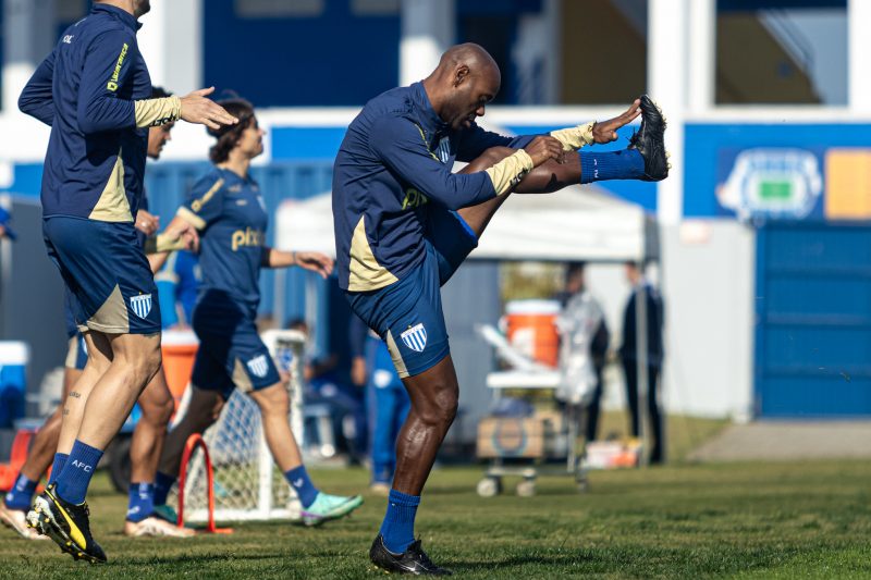 Vagner Love em seu primeiro treino com a camisa do Avaí, no CFA da Ressacada