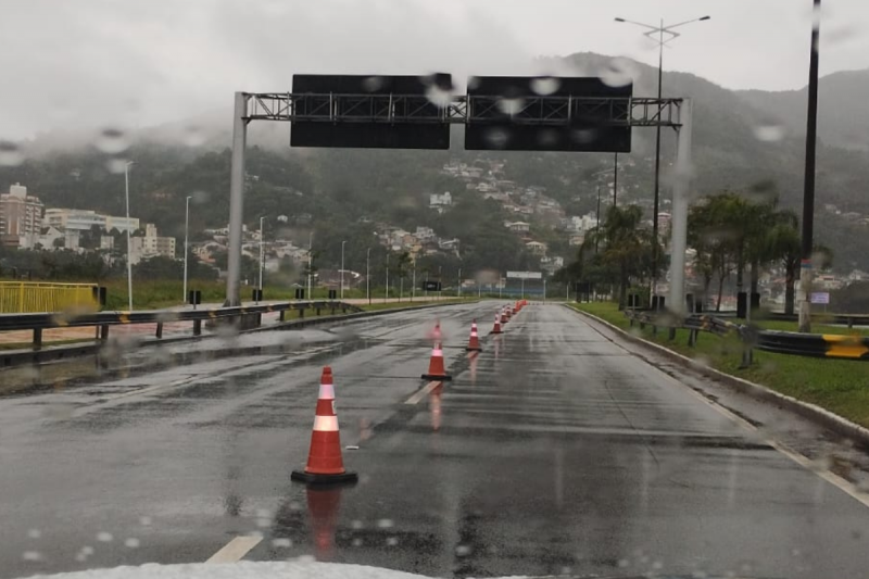 Via Amiga do Ciclista, na Beira-Mar Norte, foi desmontada por volta das 8h30, – Foto: Divulga&ccedil;&atilde;o/GMF/ND
