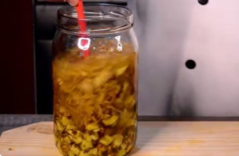 pote de vinagre de abacaxi sendo misturado para render e ajudar no emagrecimento