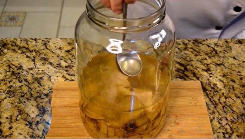 Na foto, vinagre de banana já pronto após ação de bactérias