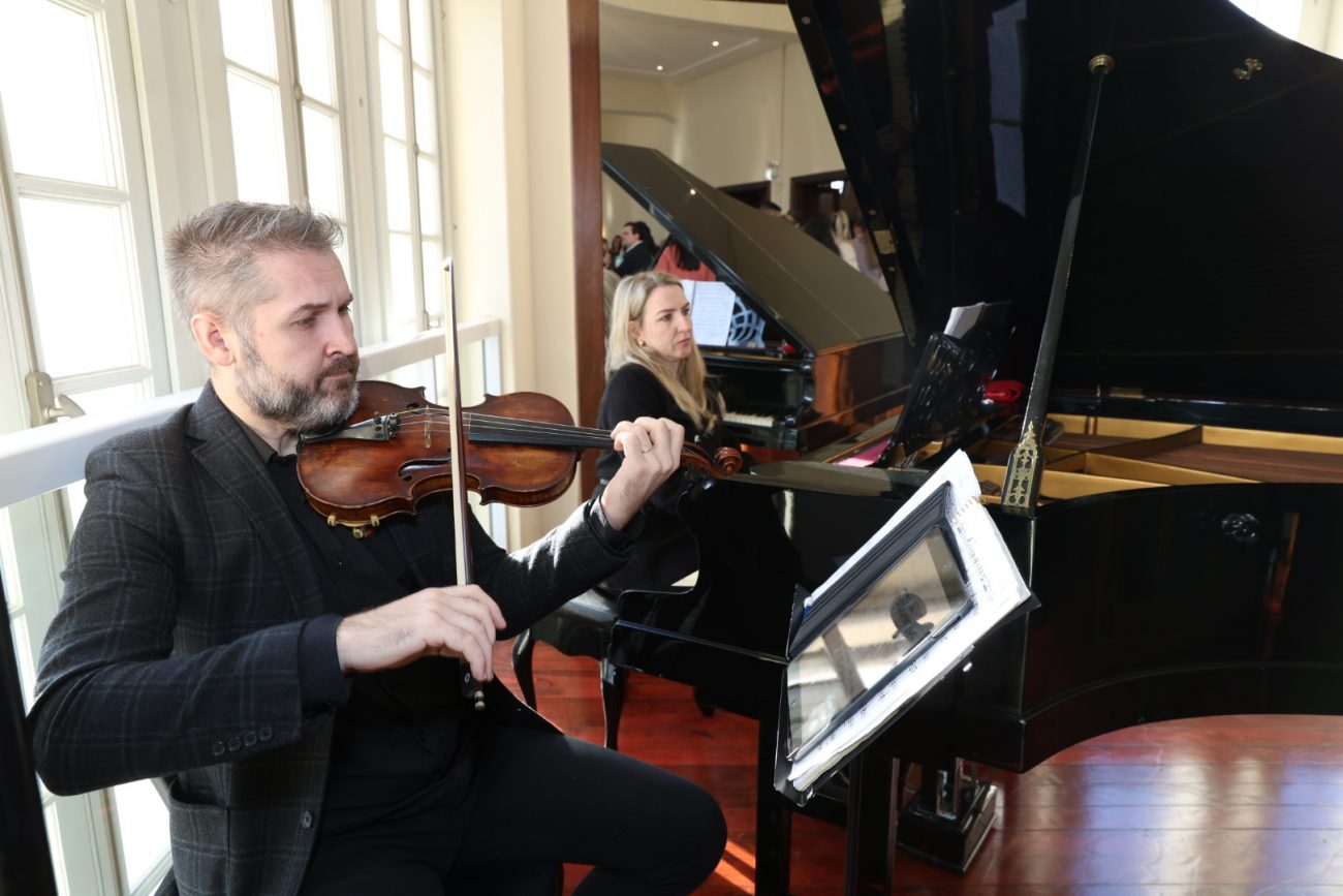 Violonista Guilherme Perius e pianista Daniele Haak fizeram parte da apresentação do projeto - André Kopsch/ND