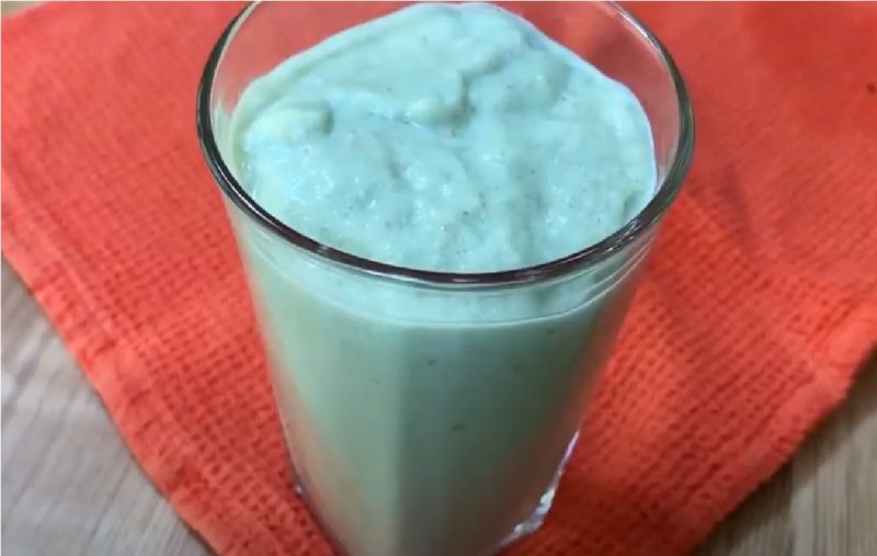 Copo com vitamina de abacate em cima de mesa 