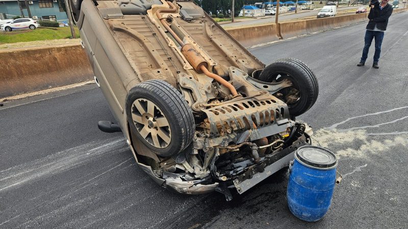 Carro ficou capotado sobre a BR 480. – Foto: Marcos Lewe / ND Mais