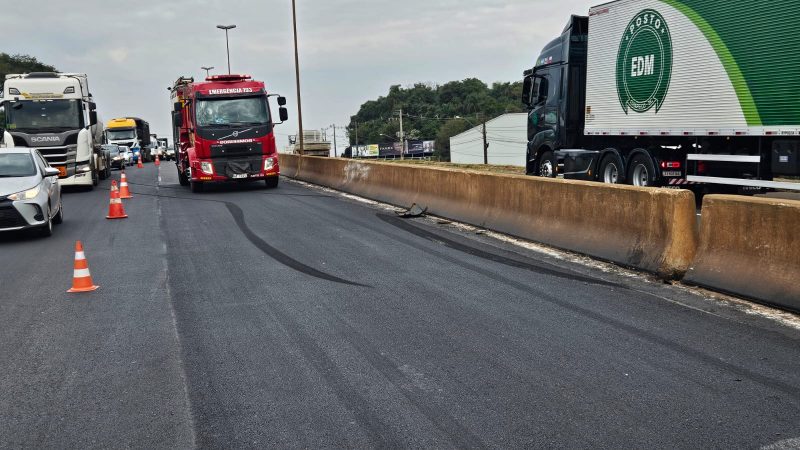 Marcas de freada ficaram no asfalto. – Foto: Marcos Lewe / ND Mais