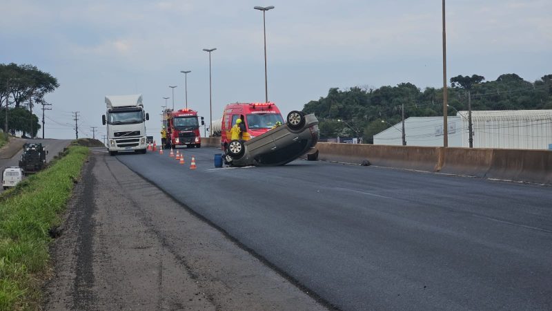 Uma das pistas ficou com tr&acirc;nsito lento no local. – Foto: Marcos Lewe / ND Mais