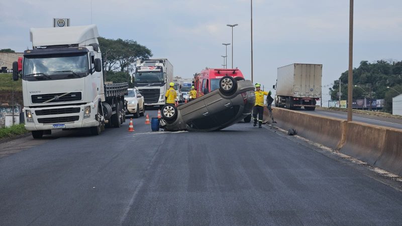 Bombeiros realizaram o controle e sinaliza&ccedil;&atilde;o do tr&acirc;nsito no local. – Foto: Marcos Lewe / ND Mais