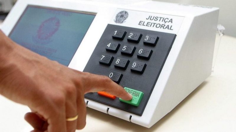 Imagem de urna eletrônica; debate servirá para que população ouça as ideias dos candidatos de Itajaí