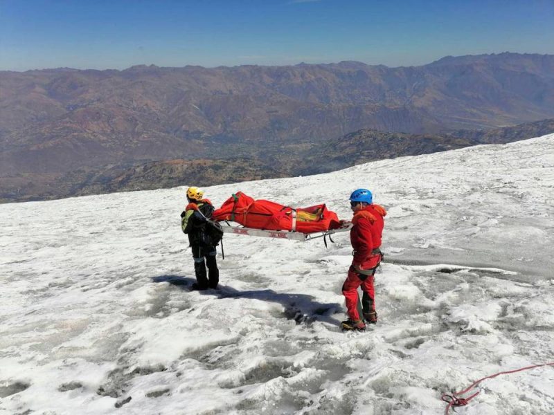 Corpo do alpinista mumificado no Peru sendo retirado