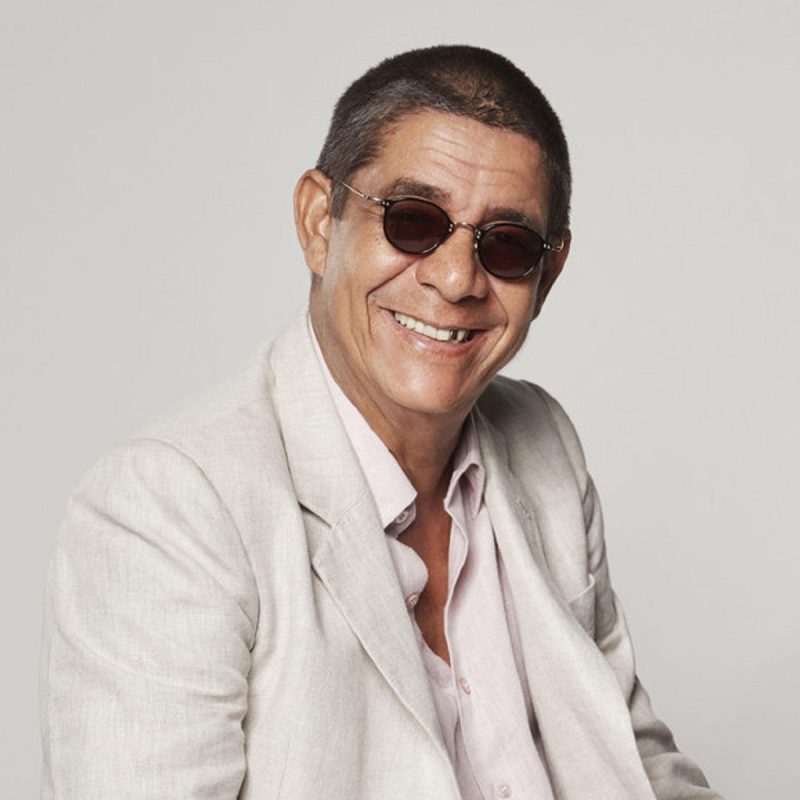 na foto aparece o sambista Zeca Pagodinho de óculos e sorrindo para foto