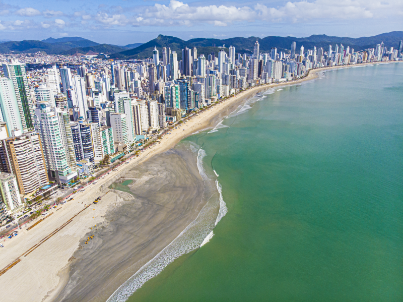 imagem aérea de Balneário Camboriú, cidade se prepara para nova onda de valorização